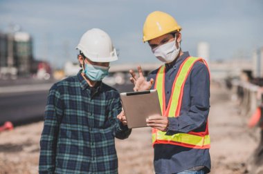 Mühendislik tablet tutarken yol inşaatı tablet üzerine odaklanır