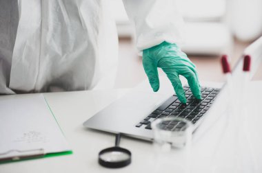 Bilgisayar klavyesindeki el doktoru araştırmacılarını kapatın. İnternet üzerinden tıp bilimine arama verileri.