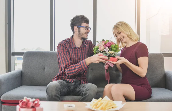 Man Ger Blomma Kvinnor Lycklig Tid Dejta Valentine Par Kärlek — Stockfoto