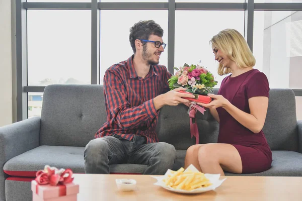 Man Ger Blomma Kvinnor Lycklig Tid Dejta Valentine Par Kärlek — Stockfoto