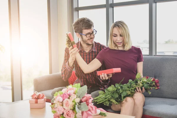 Man Ger Blomma Kvinnor Lycklig Tid Dejta Valentine Par Kärlek — Stockfoto