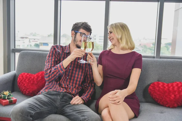 Hombre Mujeres Bebiendo Vino Feliz Momento — Foto de Stock