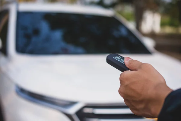 Mano Que Sostiene Coche Dominante Para Abrir Coche — Foto de Stock