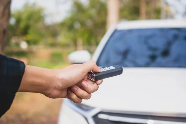 Mano Que Sostiene Coche Dominante Para Abrir Coche — Foto de Stock