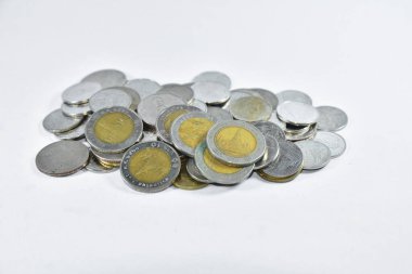 para birikimleri beyaz arkaplan üzerine yığılır