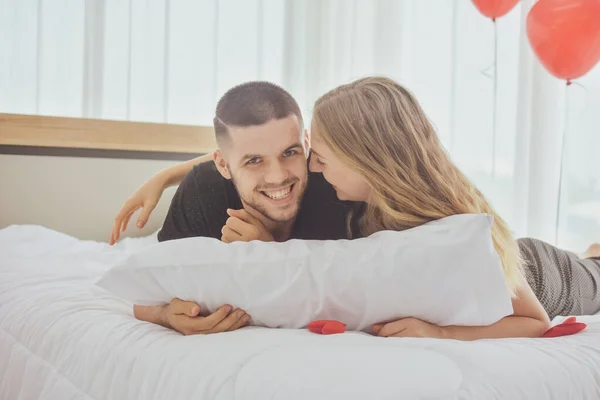 Casal Jovem Amor Doce Quarto Cama Foco Suave Manhã — Fotografia de Stock