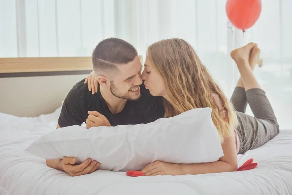 Casal Jovem Amor Doce Quarto Cama Foco Suave Manhã — Fotografia de Stock