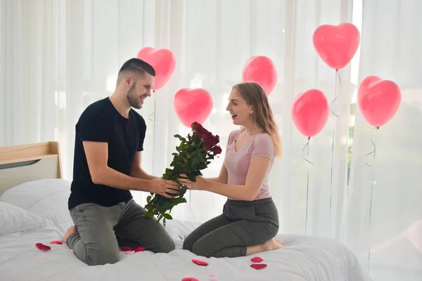 Amor Casal Dando Rose Flor Quarto Felicidade Amor Dia Dos — Fotografia de Stock