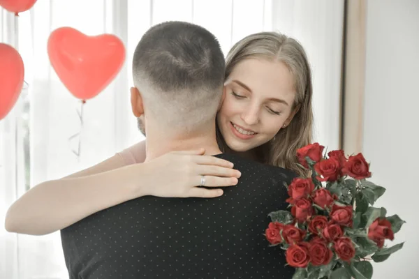 Kärlek Par Ger Rose Blomma Sovrummet Lycka Kärlek Alla Hjärtans — Stockfoto