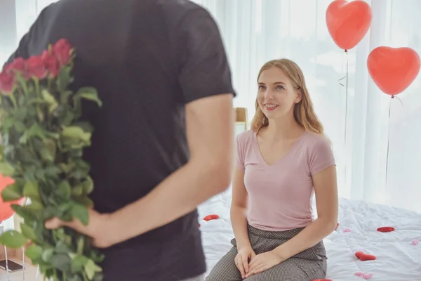 Man Ger Rose Blomma Till Flicka För Alla Hjärtans Dag — Stockfoto