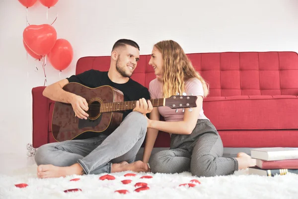 Pojke Flicka Spelar Gitarr Rummet Romantisk Lycka Kärlek Alla Hjärtans — Stockfoto