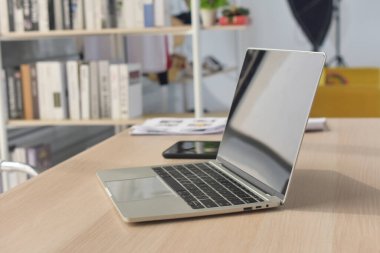 Bilgisayarlı dizüstü bilgisayar. Ofisteki masada. İnternet teknolojisi çevrimiçi bağlantı.