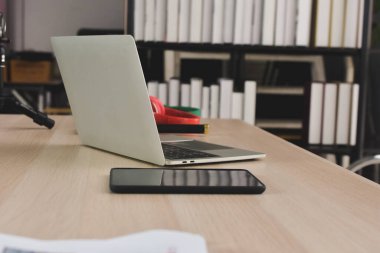 Bilgisayarlı dizüstü bilgisayar. Ofisteki masada. İnternet teknolojisi çevrimiçi bağlantı.