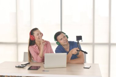 vlogger internet yıldızı pazarlamacısı başlangıçta küçük işletmeler yayınladı