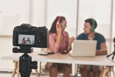 Genç vlogger internet yıldızı pazarlamacısı küçük işletme açılışı yayınladı