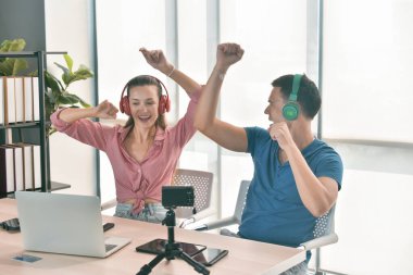 vlogger internet yıldızı pazarlamacısı başlangıçta küçük işletmeler yayınladı