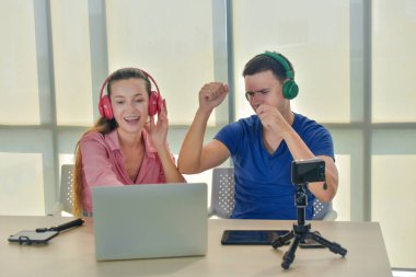 vlogger internet yıldızı pazarlamacısı başlangıçta küçük işletmeler yayınladı