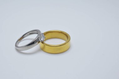 Beyaz arka planda altın alyans, çift aşk evliliği