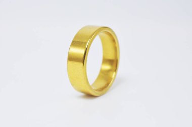 Beyaz arka planda altın alyans, çift aşk evliliği