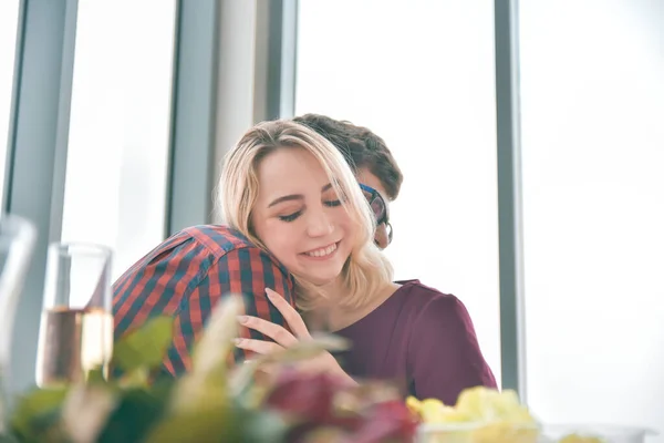 Par Överraskning Rose Blomma Dejting Tid Alla Hjärtans Dag — Stockfoto