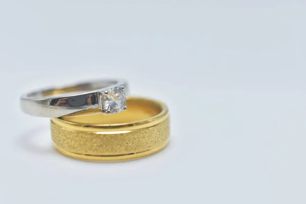 Золотое Обручальное Кольцо Белом Фоне Пара Любовь Жениться — стоковое фото