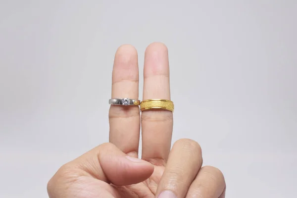 Два Обручальных Кольца Пальцах Белом Фоне — стоковое фото
