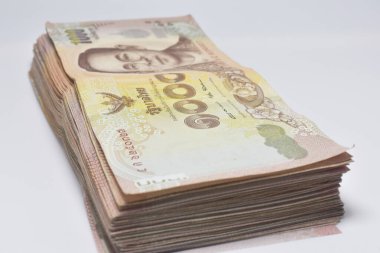 Tayland banyoları beyaz arka planda Tayland parası