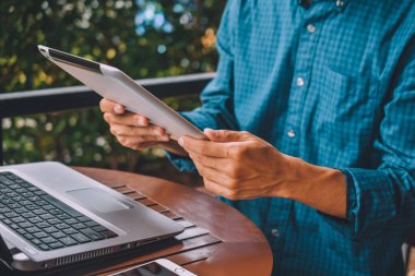 İnternet üzerinden e-posta kontrolü yapan işadamı