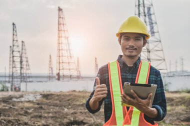 İnşaat Mühendisliği 'ni kapatın. Tablet bina inşaat geçmişi var.