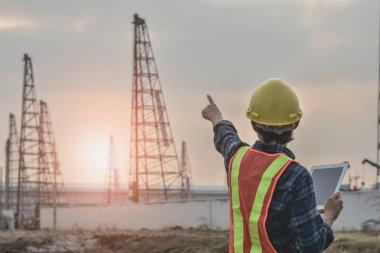 Mühendislik inşaatı tablet tutuyor. Yığın inşaatı için vinç yüklüyor.