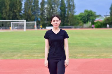 Koşucu Asyalı Kadınlar sabahları koşu egzersizleri yapıyor.