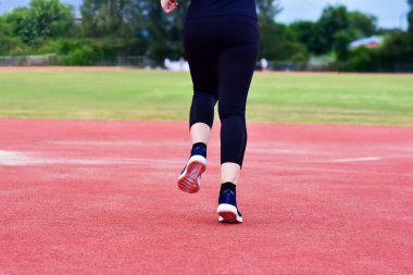 Koşucu Asyalı Kadınlar sabahları koşu egzersizleri yapıyor.