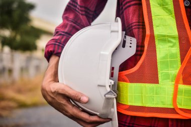 El ele tutuşup beyaz başlık takmak Mühendislik konsepti