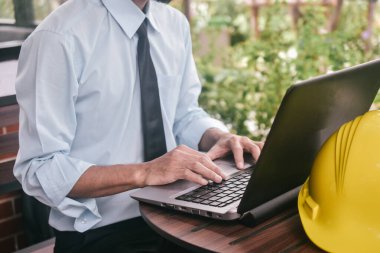 Mühendislik inşaatı, emlak inşaatı projesinde bilgisayar denetleme işi tutuyor.