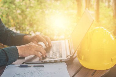 İnternet teknolojisi tarafından kontrol binası inşaatı kullanan mühendislik.