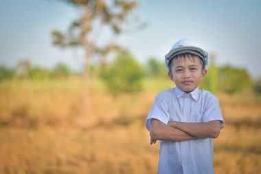 Çocuk Mühendis İnşaatı Mutluluk gülümsemesini doldurdu Aksiyon Mühendisliği beyaz kaskı