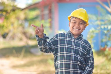 Çocuk Mühendis İnşaatı Mutlu bir gülümseme doldur Motor Mühendisliği Sarı kaskı