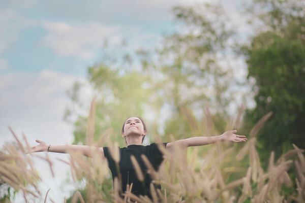 женщина стоит в красивом лугу леса в расслабляющей атмосфере с природой.