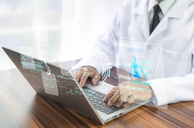 Doktor, tedavi için bilgisayar araştırma verileri ve kayıt yönetim sistemi bilgi desteği kullanıyor. Doktor bilgisayar teknolojisi ve sağlık hizmeti kavramı.