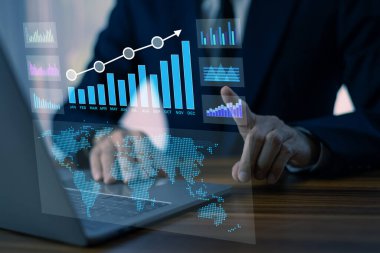 İşadamı, gerçek zamanlı envanter takibi, müşteri memnuniyetinin hızlandırılması ve verimliliğin arttırılması için lojistik yönetimde yapay zeka teknolojisi uyguluyor.