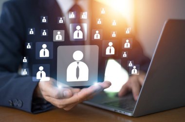 İnsan Kaynakları Yöneticisi, işe alım, çalışan ilişkileri ve organizasyonel büyüme stratejilerini ele almak için İnsan Kaynakları yönetimine baskı uyguluyor