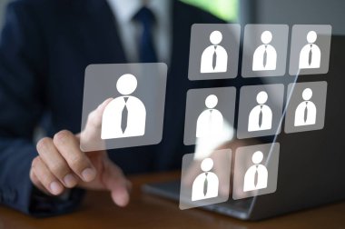 İnsan Kaynakları Yöneticisi takım çalışmasını, iletişimi ve genel iş başarısını geliştirmek için İnsan Kaynakları yönetimine güveniyor