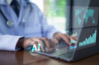 Laboratuvar önlüklü bir doktor laptopta yapay zeka sistemiyle tıbbi verileri analiz ediyor..