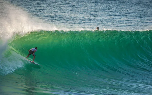 Surfer Reiten Grüne Welle Bei Sonnenuntergang Kuta Beach Bali Indonesien — Stockfoto