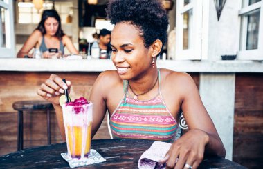 Güzel karışık yarış Pasifik Adalı kız şal ve salata tabak ve bardak taze karışımı güler yüzlü ile kahvaltıda vejetaryen kafede