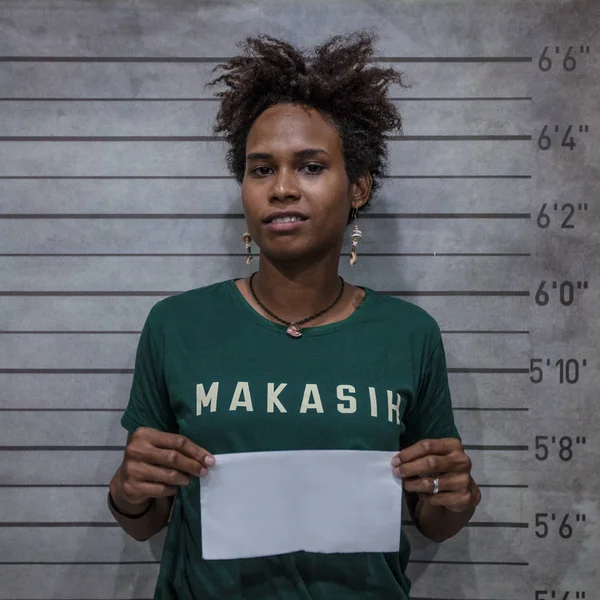Joven Hermosa Mujer Afroamericana Pie Contra Alineación Policía — Foto de Stock