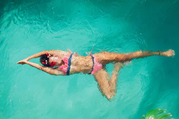 Jeune Belle Femme Afro Américaine Nageant Dans Piscine — Photo