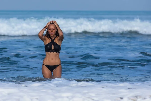 Jovem Mulher Biquíni Preto Saindo Mar — Fotografia de Stock