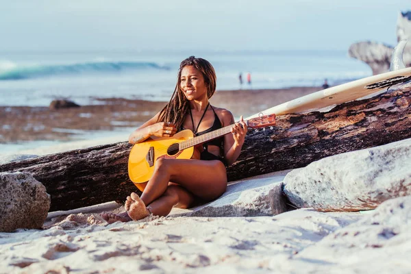 Joven Mujer Afroamericana Con Rastas Bikini Negro Tocando Guitarra Acústica —  Fotos de Stock