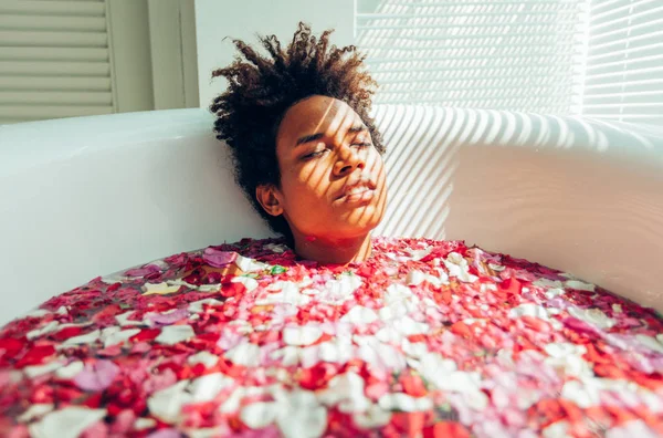 Afroamerikanische Junge Frau Weißer Badewanne Voller Rosen Augen Geschlossen Träumend — Stockfoto